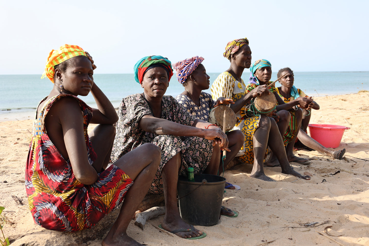 Grupo de mulheres bijagós sentadas na praia de Nhoco
