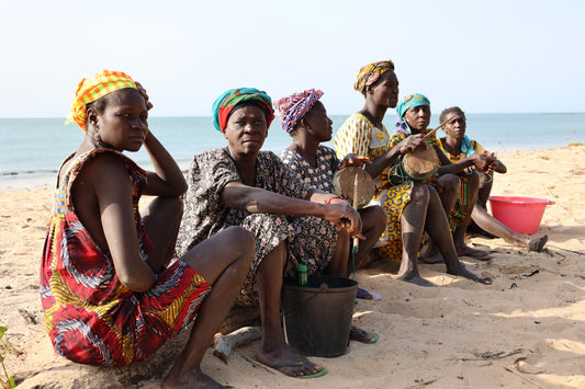 Grupo de mulheres bijagós sentadas na praia de Nhoco