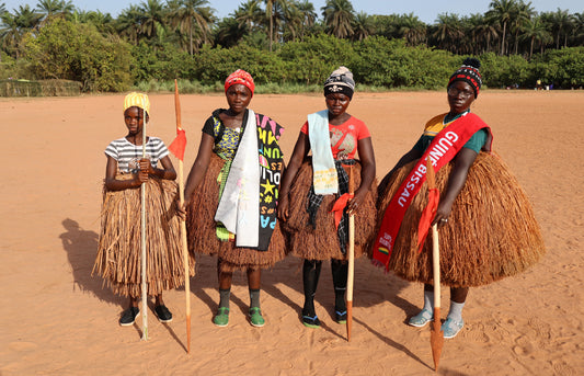 Grupo de mulheres com trajes cerimoniais