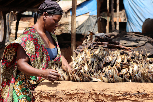 Mulher Bijagó a desempenhar uma das tarefas comunitárias tradicionais nas tabancas (aldeias)